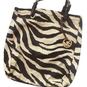 🔥 Brand New Michael Kors Brown Zebra Print Tote Bag – Stylish & Spacious!